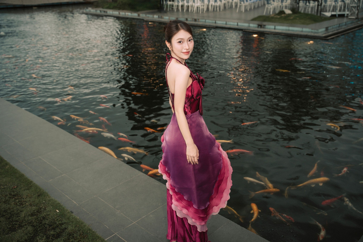 Làn da trắng mịn cùng vóc dáng cân đối của cô nàng đã tôn lên vẻ đẹp thanh thoát, đầy nữ tính.