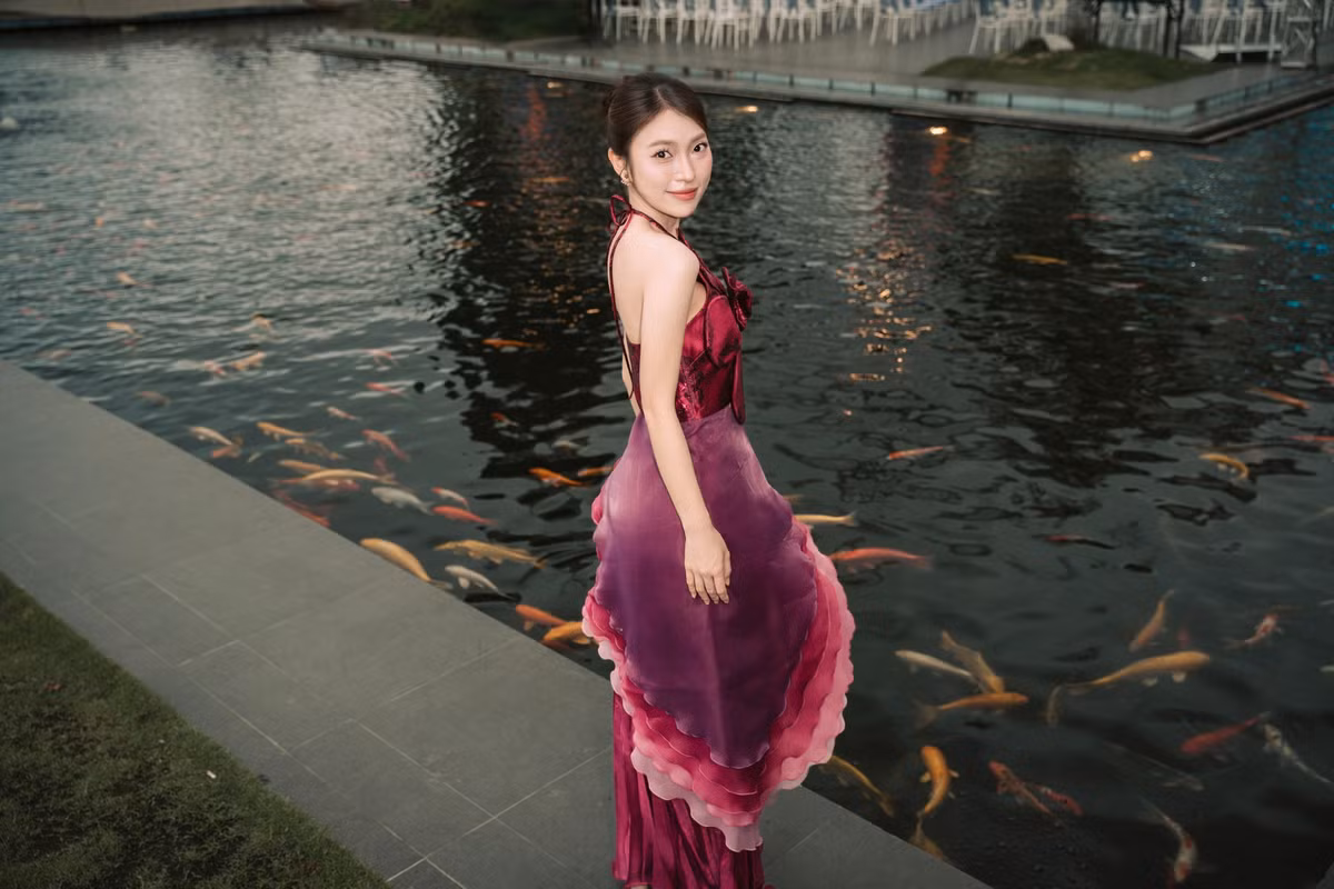 Làn da trắng mịn cùng vóc dáng cân đối của cô nàng đã tôn lên vẻ đẹp thanh thoát, đầy nữ tính.