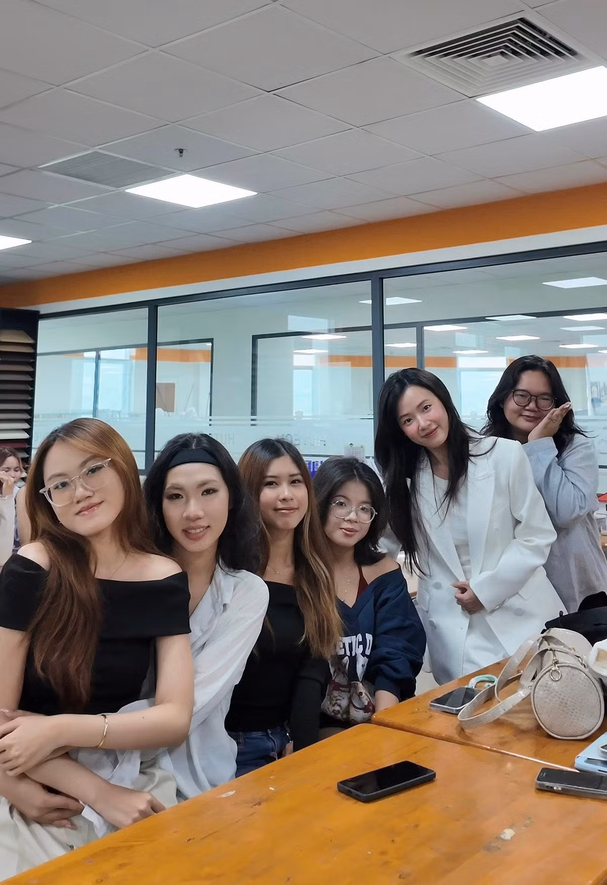 Midu luôn được sinh viên yêu mến không chỉ vì nhan sắc mà còn vì sự tận tâm, chuyên nghiệp và phương pháp giảng dạy gần gũi.