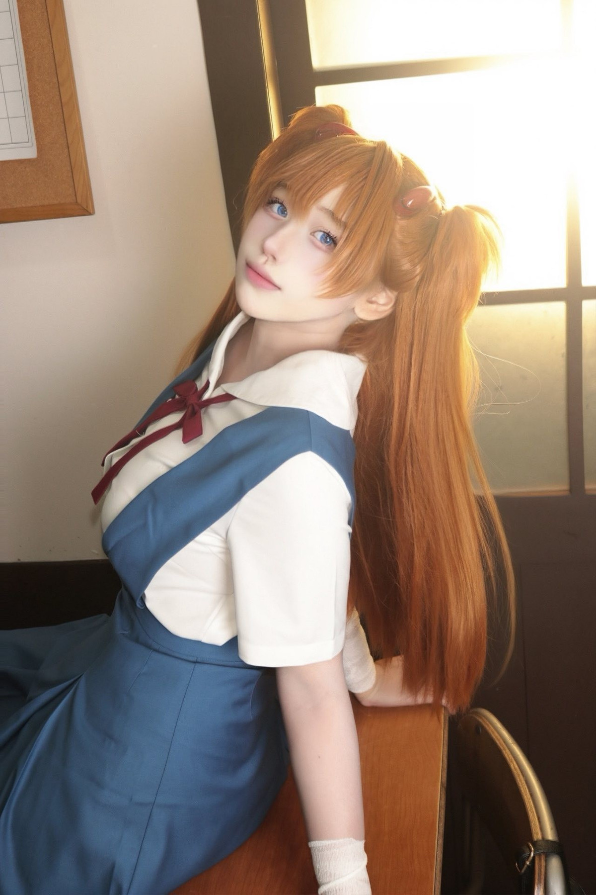 Mái tóc đen buông dài, cặp kính tròn nhỏ xinh cho đến thần thái e ấp, nữ tính.... sự kết hợp duyên dáng của Neinei khiến người xem không khỏi trầm trồ.