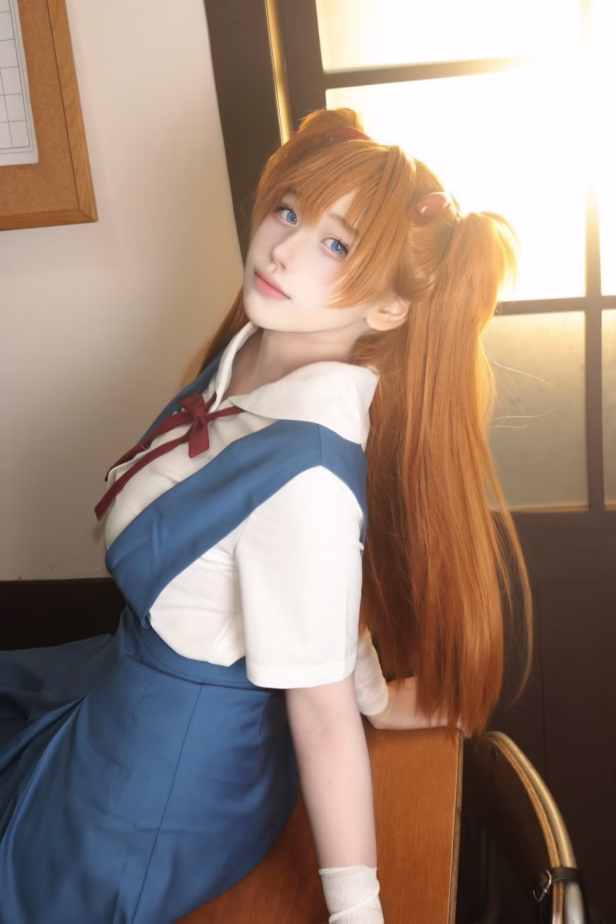 Mái tóc đen buông dài, cặp kính tròn nhỏ xinh cho đến thần thái e ấp, nữ tính.... sự kết hợp duyên dáng của Neinei khiến người xem không khỏi trầm trồ.