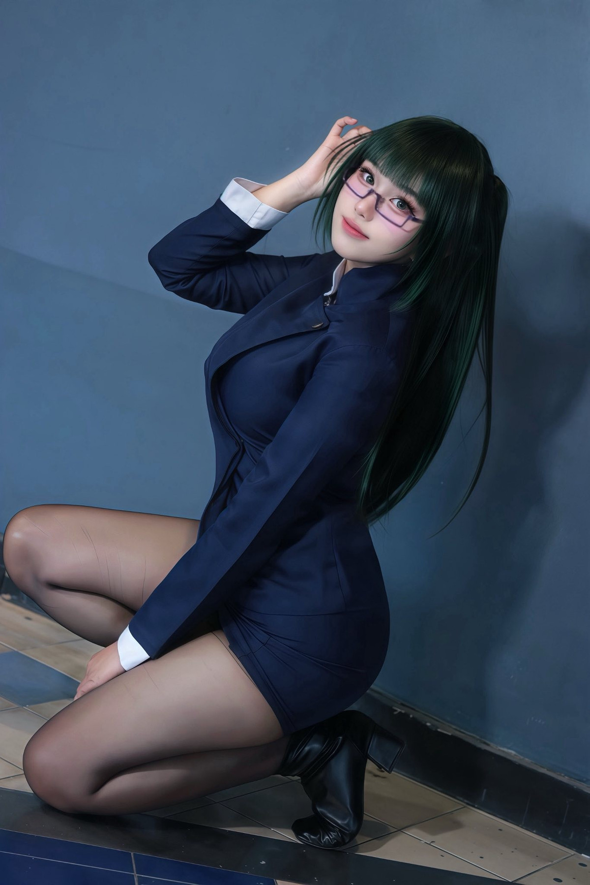 Thay vì cố gắng tạo dáng quá gợi cảm hay phô trương hình thể, vốn là điều thường thấy ở nhiều coser thì cô nàng chọn phong cách giản dị, tinh tế, tập trung thể hiện nét duyên ngầm.