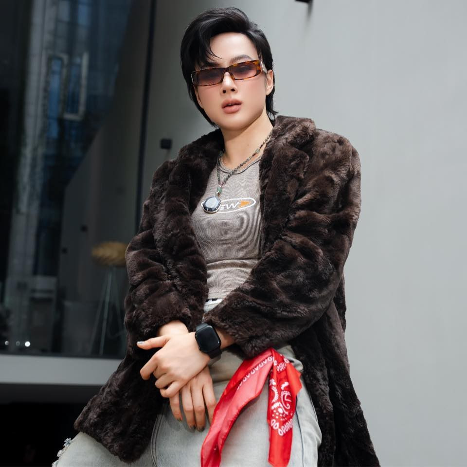 Bước ra khỏi hình ảnh "nữ thần nhan sắc" mong manh của showbiz Việt trước đây, Angela Phương Trinh hiện gây ấn tượng với vóc dáng đô con, khỏe mạnh, toát lên tinh thần thể thao và tự tin. Khoảnh khắc "so kè" bên Phạm Văn Mách trở thành chủ đề bàn tán rôm rả.