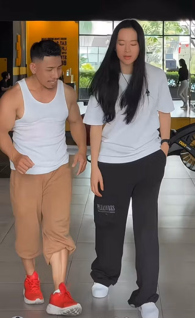 Ở góc chụp nghiêng, phần bắp tay và vai của Angela Phương Trinh nổi bật dù cô mặc áo rộng, còn khung người cao ráo của nữ diễn viên khiến Phạm Văn Mách trông "bé hơn" hẳn.