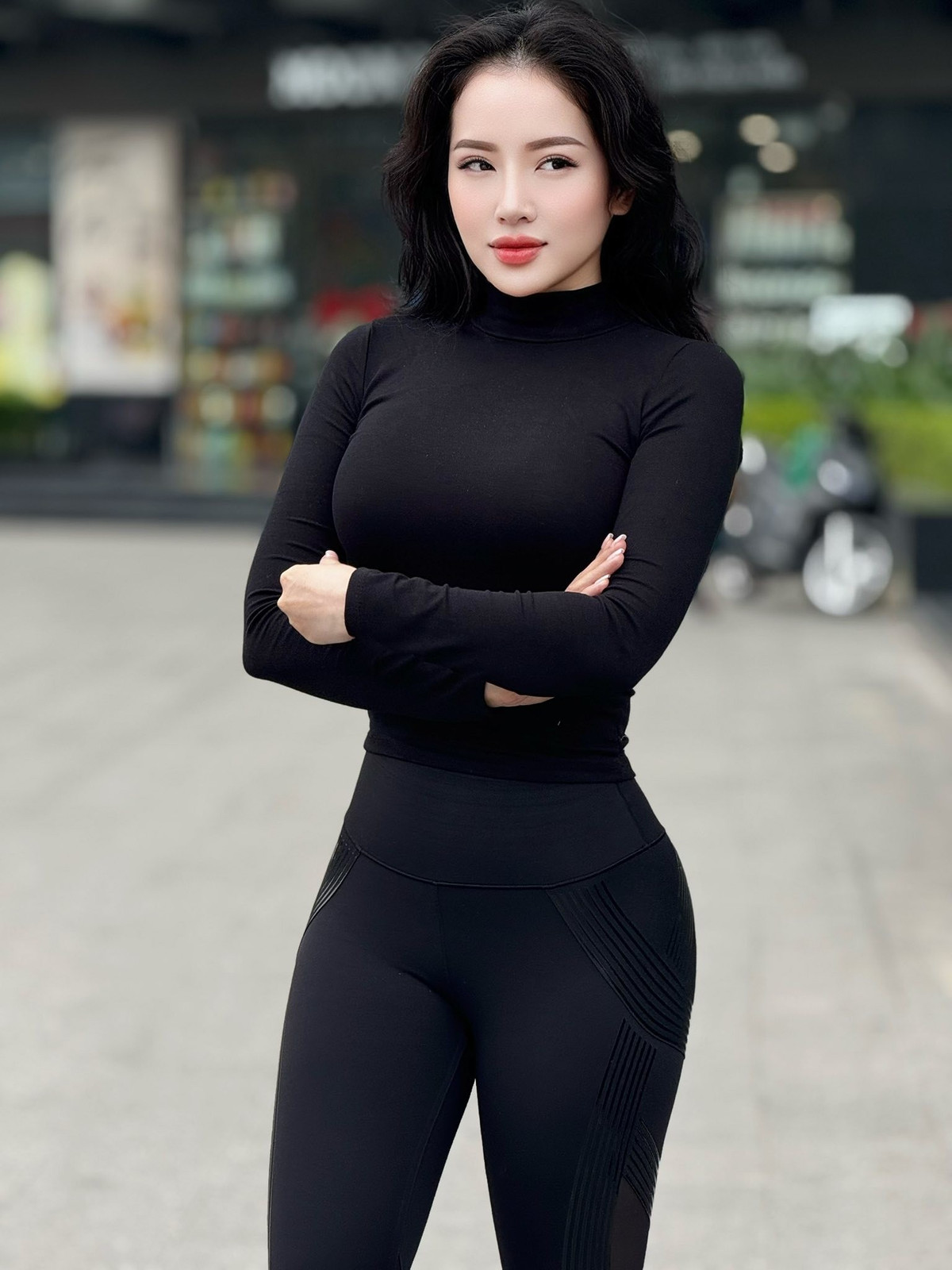 Đặc biệt, nụ cười tỏa nắng quen thuộc vẫn là “vũ khí” khiến Loan Barbie ghi điểm tuyệt đối trong mắt người đối diện.