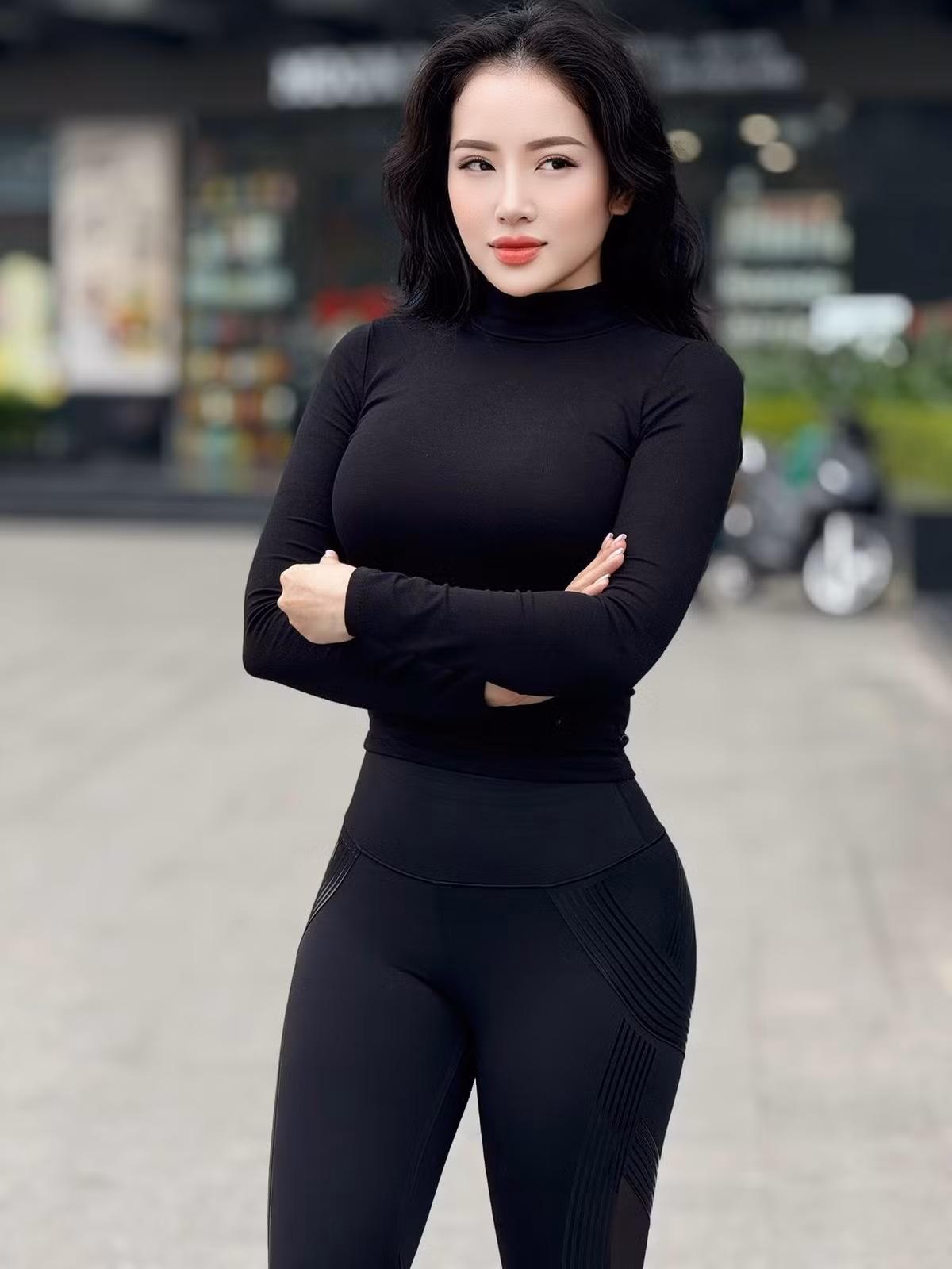 Đặc biệt, nụ cười tỏa nắng quen thuộc vẫn là “vũ khí” khiến Loan Barbie ghi điểm tuyệt đối trong mắt người đối diện.