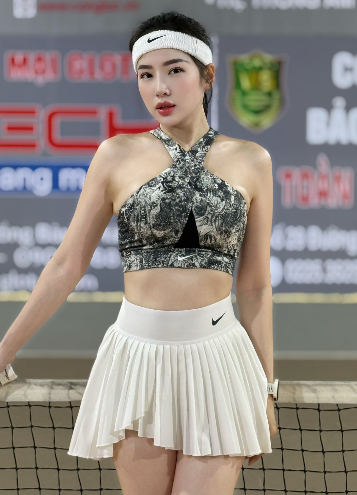 Loan Barbie tên thật là Nguyễn Thị Ngọc Loan, hiện đang công tác trong ngành y tế. Cô được biết đến rộng rãi trên các diễn đàn thể thao nhờ niềm đam mê chạy bộ và phong cách sống tích cực.