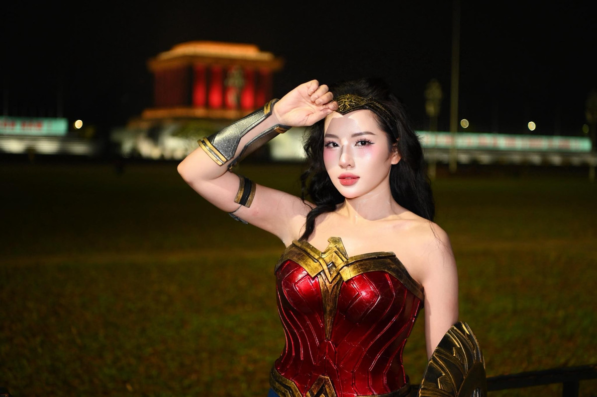 Không chỉ gây chú ý bởi nhan sắc, vóc dáng săn chắc của Loan Barbie trong bộ váy ngắn cũng khiến nhiều người ngưỡng mộ. Đôi chân thon gọn, làn da mịn màng và thần thái tự tin cho thấy thành quả của quá trình rèn luyện thể thao nghiêm túc, bền bỉ suốt nhiều năm qua.