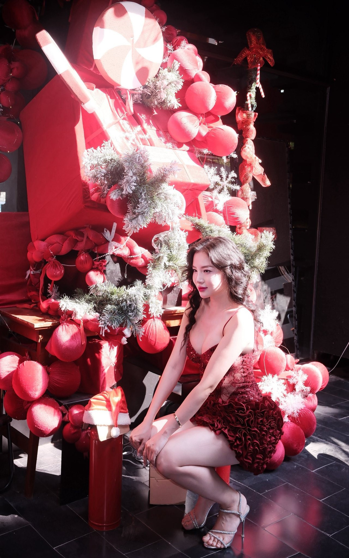 Tạm gác hình ảnh năng động quen thuộc trong trang phục thể thao, nữ y tá mê chạy Loan Barbie bất ngờ xuất hiện với phong cách gợi cảm, sang trọng, khiến nhiều người không khỏi trầm trồ trước nhan sắc và vóc dáng ngày càng thăng hạng.