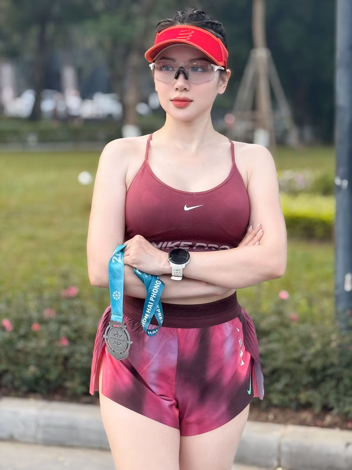 Mái tóc uốn sóng nhẹ buông xõa tự nhiên, kết hợp lối trang điểm tông hồng – đỏ trong veo, giúp nữ y tá vừa giữ được nét dịu dàng, vừa toát lên khí chất gợi cảm rất riêng.