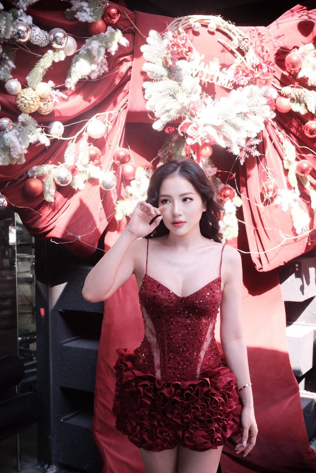 Trong bộ ảnh Giáng sinh, Loan Barbie diện váy đỏ hai dây ôm sát, được thiết kế tinh xảo với chất liệu ánh nhũ và phần chân váy bèo tầng bồng bềnh.