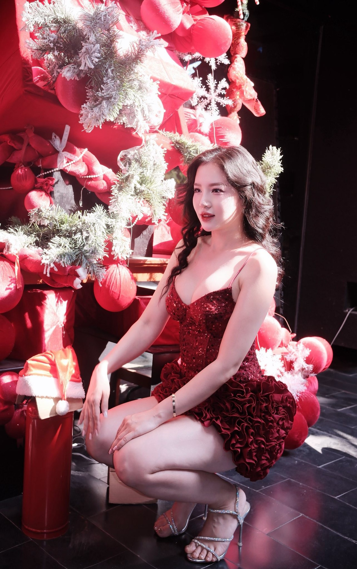 Ở những khung hình cận cảnh, nhan sắc của Loan Barbie thực sự trở thành tâm điểm. Gương mặt xinh đẹp với các đường nét hài hòa, đôi mắt to tròn cùng sống mũi cao thanh tú mang đến vẻ đẹp ngọt ngào, cuốn hút.