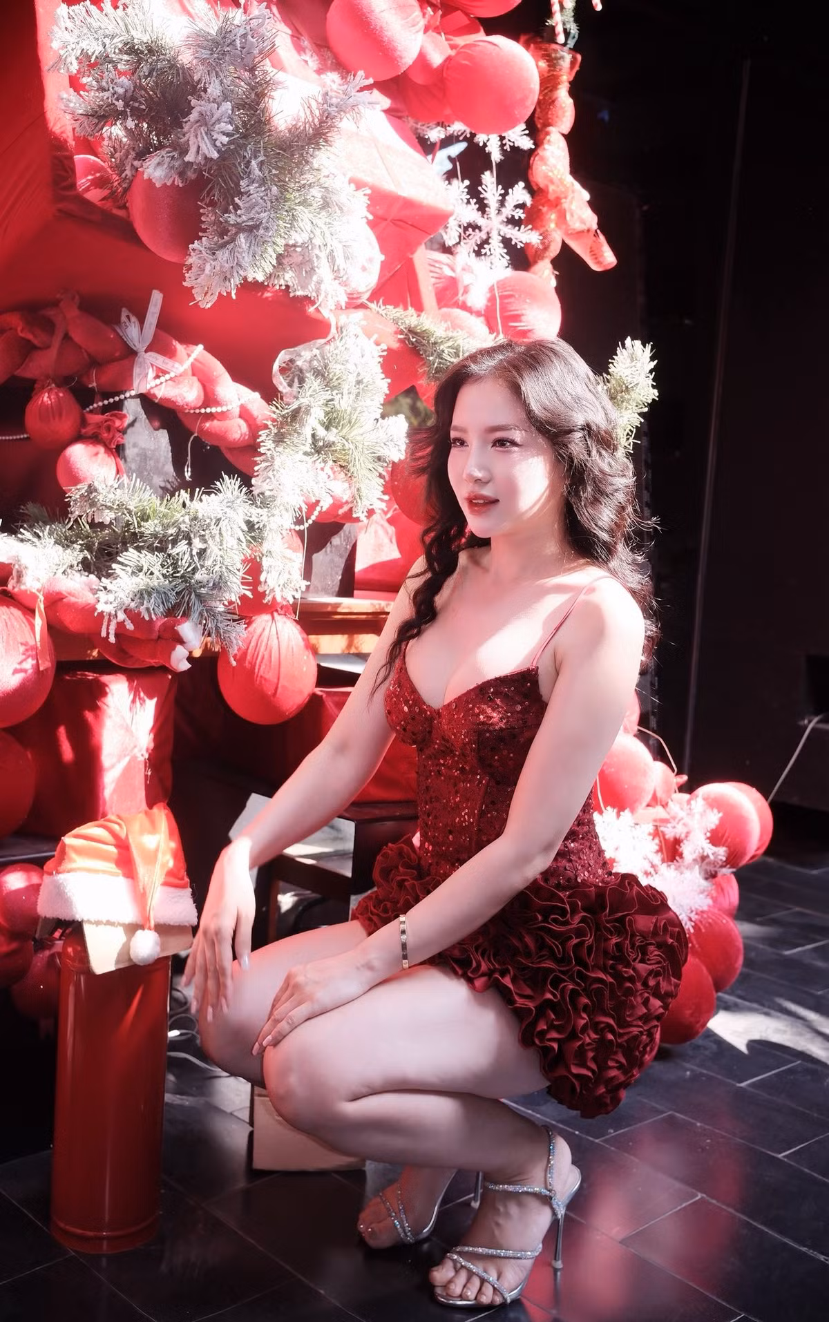 Ở những khung hình cận cảnh, nhan sắc của Loan Barbie thực sự trở thành tâm điểm. Gương mặt xinh đẹp với các đường nét hài hòa, đôi mắt to tròn cùng sống mũi cao thanh tú mang đến vẻ đẹp ngọt ngào, cuốn hút.