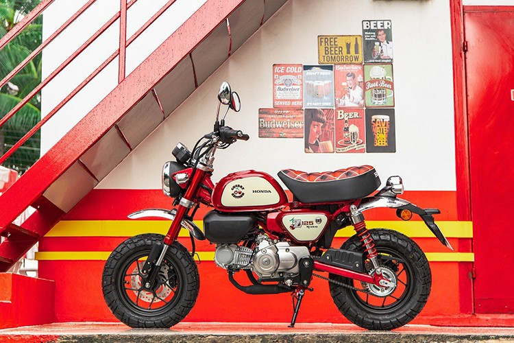 Về ngoại hình, Honda Monkey Cherry Edition nổi bật với thân xe màu đỏ, viền kem và họa tiết quả anh đào, tạo nên sự kết hợp hài hòa giữa nét vui tươi hiện đại và phong cách cổ điển của những năm 80.
