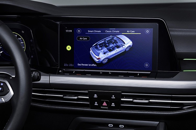 Nằm bên dưới nắp ca-pô của Volkswagen Golf GTI là động cơ xăng 4 xi-lanh, tăng áp, dung tích 2.0L, tạo ra công suất tối đa 242 mã lực và mô-men xoắn cực đại 370 Nm. Động cơ kết hợp với hộp số tự động ly hợp kép DSG 7 cấp.