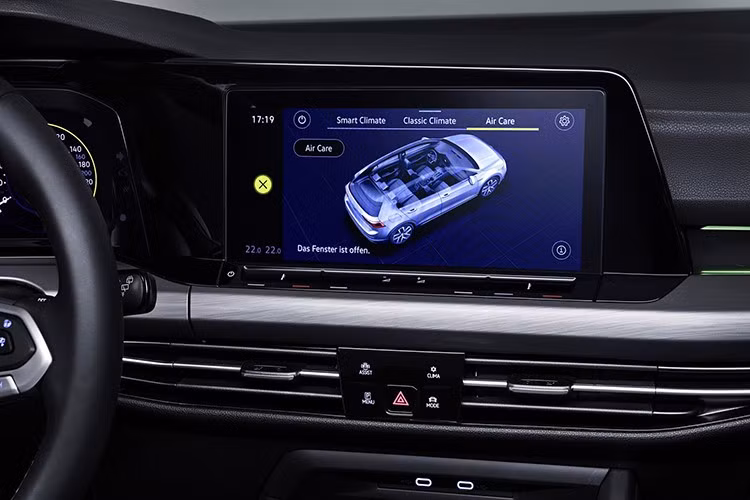 Nằm bên dưới nắp ca-pô của Volkswagen Golf GTI là động cơ xăng 4 xi-lanh, tăng áp, dung tích 2.0L, tạo ra công suất tối đa 242 mã lực và mô-men xoắn cực đại 370 Nm. Động cơ kết hợp với hộp số tự động ly hợp kép DSG 7 cấp.