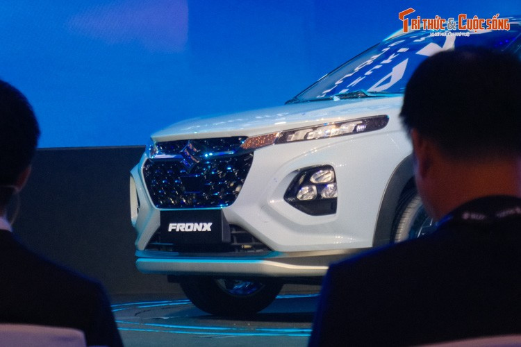 Thiết kế của Fronx là minh chứng rõ nét cho triết lý toàn cầu “Sho-Sho-Kei-Tan-Bi” (Nhỏ, Gọn, Nhẹ, Ngắn, Đẹp) của Suzuki. Vòm bánh xe của Fronx 2026 cũng được tạo hình mảng khối đầy đặn, phối cùng bộ mâm hợp kim 16 inch đa chấu với các viền ngoài dạng bậc.