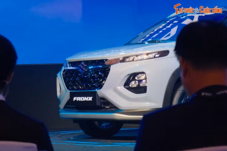 Thiết kế của Fronx là minh chứng rõ nét cho triết lý toàn cầu “Sho-Sho-Kei-Tan-Bi” (Nhỏ, Gọn, Nhẹ, Ngắn, Đẹp) của Suzuki. Vòm bánh xe của Fronx 2026 cũng được tạo hình mảng khối đầy đặn, phối cùng bộ mâm hợp kim 16 inch đa chấu với các viền ngoài dạng bậc.