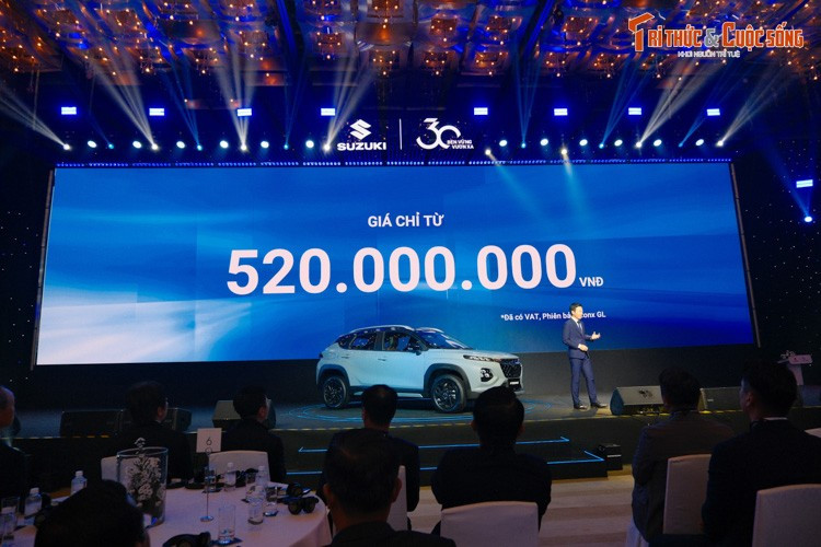 Mức giá xe Suzuki Fronx 2026 tại Việt Nam cho 3 phiên bản, bao gồm GL, GLX va GLX Plus từ 520, 599 và 649 triệu đồng. Như vậy, so với những đối thủ cùng phân khúc như Kia Sonet, Hyundai Venue và Toyota Raize, mẫu xe mới của Suzuki sở hữu giá bán nhỉnh hơn.