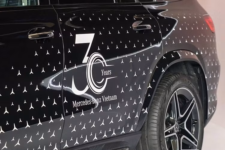 Các chi tiết như viền cửa sổ, cản trước và gương chiếu hậu được hoàn thiện màu đen bóng, tương phản nổi bật trên thân xe. Bộ mâm AMG 21 inch 5 chấu kép tạo điểm nhấn cá tính, giúp chiếc SUV trở nên nổi bật trên mọi cung đường.