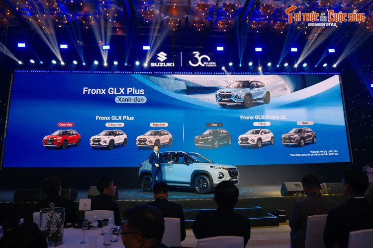 Tuy nhiên, nhằm chào mừng cột mốc đặc biệt kỷ niệm 30 năm có mặt tại thị trường Việt Nam, Suzuki áp dụng chương trình ưu đãi tiên phòng dành cho những khách hàng đầu tiên sở hữu Fronx trong tháng 10/2025. Cụ thể, bản GLX được ưu đãi gói bảo dưỡng 3,5 năm, trị giá 20 triệu đồng. Trong khi đó, bản GLX Plus được ưu u đãi gói bảo dưỡng 4 năm, trị giá 25 triệu đồng.