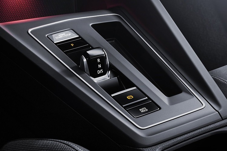 Cuối cùng là bản R Performance 4Motion với những dấu hiệu nhận biết như biểu tượng R ở nhiều vị trí, đèn pha IQ Light LED Matrix với chi tiết trang trí màu xanh đặc trưng, hốc gió/cản trước/sau riêng biệt, hệ thống ống xả kép và cùm phanh hiệu năng cao màu xanh.