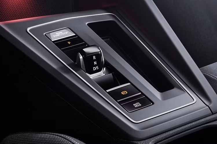 Cuối cùng là bản R Performance 4Motion với những dấu hiệu nhận biết như biểu tượng R ở nhiều vị trí, đèn pha IQ Light LED Matrix với chi tiết trang trí màu xanh đặc trưng, hốc gió/cản trước/sau riêng biệt, hệ thống ống xả kép và cùm phanh hiệu năng cao màu xanh.