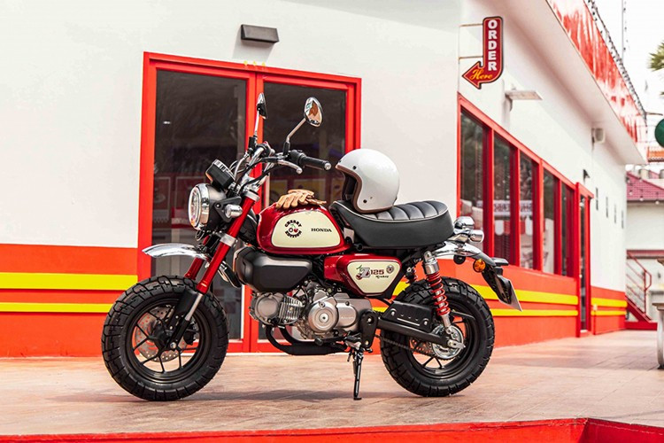 Nhà sản xuất và phân phối xe máy Honda tại Thái Lan, Cub House, vừa ra mắt phiên bản đặc biệt của dòng xe Monkey mang tên Honda Monkey Cherry Edition. Mẫu xe này được thiết kế dựa trên hình ảnh huyền thoại của dòng xe Monkey từ thập niên 80.