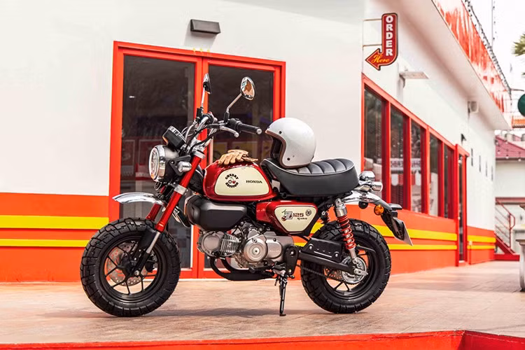 Nhà sản xuất và phân phối xe máy Honda tại Thái Lan, Cub House, vừa ra mắt phiên bản đặc biệt của dòng xe Monkey mang tên Honda Monkey Cherry Edition. Mẫu xe này được thiết kế dựa trên hình ảnh huyền thoại của dòng xe Monkey từ thập niên 80.