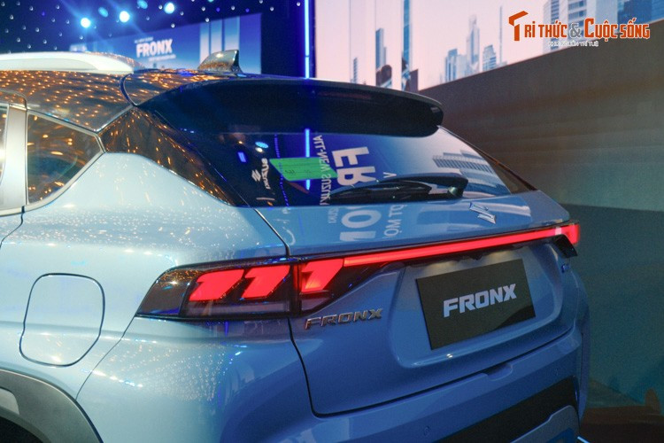 Đằng sau ngoại hình SUV lai Coupe nhỏ gọn và cân đối là chiều dài cơ sở khá lớn trong phân khúc, đạt 2.520 mm. Ngoài xe, xe còn sở hữu bán kính quay vòng tối thiểu chỉ 4,8 m tốt nhất phân khúc, giúp việc quay đầu xe trong những con phố chật hẹp trở nên dễ dàng và tự tin hơn.