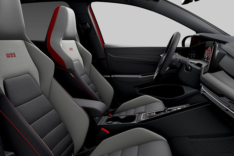 Trong khi đó, 2 bản GTI sở hữu thiết kế đậm chất thể thao hơn và trang bị cũng ấn tượng hơn. Xe mang trên mình hệ thống đèn IQ-Light Matrix LED, cản trước thể thao, cánh hướng gió, đèn sương mù kiểu chữ "X", cùm phanh màu đỏ, ống xả kép, viền chỉ đỏ trên ghế, bảng đồng hồ trung tâm kiểu GTI, cần số điện tử kiểu mới, đèn viền nội thất 30 màu, loa Harman Kardon, cửa sổ trời, điều hòa tự động 3 vùng,...
