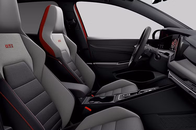 Trong khi đó, 2 bản GTI sở hữu thiết kế đậm chất thể thao hơn và trang bị cũng ấn tượng hơn. Xe mang trên mình hệ thống đèn IQ-Light Matrix LED, cản trước thể thao, cánh hướng gió, đèn sương mù kiểu chữ "X", cùm phanh màu đỏ, ống xả kép, viền chỉ đỏ trên ghế, bảng đồng hồ trung tâm kiểu GTI, cần số điện tử kiểu mới, đèn viền nội thất 30 màu, loa Harman Kardon, cửa sổ trời, điều hòa tự động 3 vùng,...