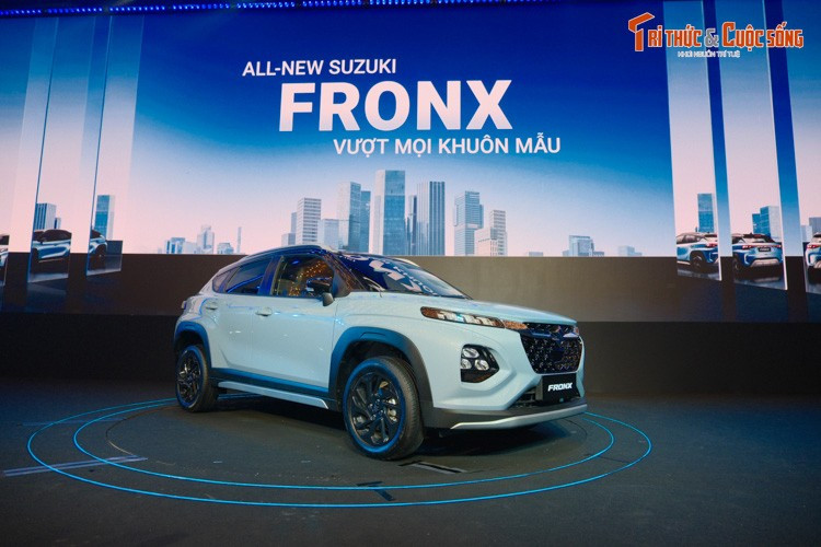 Đúng như thông tin từ trước đó, ngày 17/10/2025 vừa qua, thương hiệu Suzuki đã chính thức giới thiệu mẫu xe mới mang tên Fronx ở thị trường Việt Nam. Là tân binh của phân khúc SUV hạng A, Suzuki Fronx có 3 phiên bản, bao gồm GL, GLX va GLX Plus.
