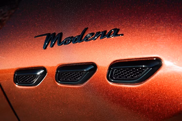 Các chi tiết của phiên bản đặc biệt này gợi nhớ đến bờ biển Tuscany, Bolgheri, nơi các ngọn gió 'nhảy múa' giữa các vườn nho và thời gian được đếm bằng hương thơm, ánh sáng và sự im lặng. Đây là quê hương của loại rượu vang Il Bruciato có tính cách mạnh mẽ, được tạo ra năm 2002.