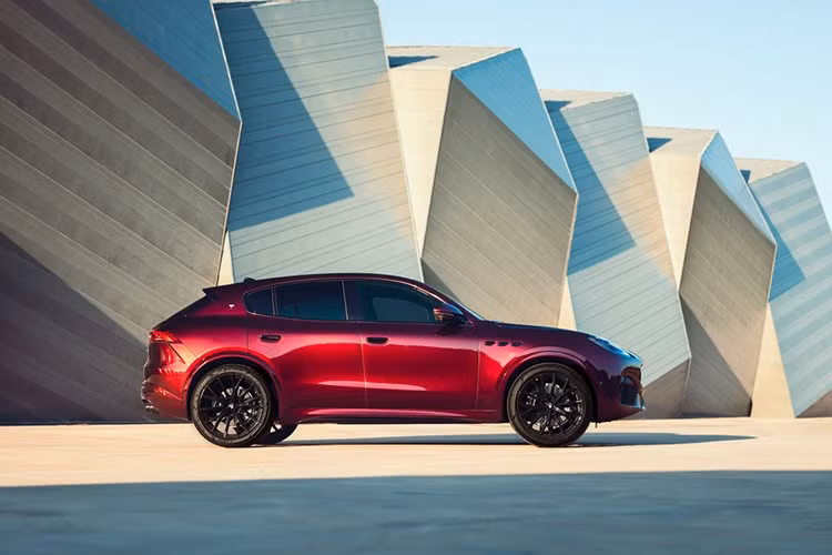 Maserati và Marchesi Antinori đã ra mắt Grecale Tributo Il Bruciato, biểu tượng của chuyên môn Ý. Đây là kết quả từ trải nghiệm tùy chỉnh của chương trình cá nhân hóa - Maserati Fuoriserie. Xe hội tụ hai biểu tượng chuyên môn nước Ý thông qua mối liên kết sâu sắc giữa niềm đam mê kỹ thuật cao cấp và nghệ thuật trồng nho.