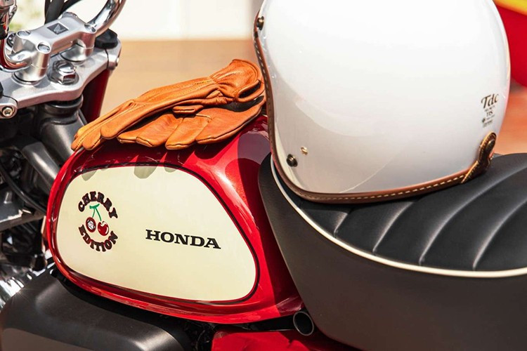 Phiên bản Honda Monkey Cherry Edition mới này vẫn được trang bị động cơ 125cc với hộp số 5 cấp, mang lại hiệu suất vận hành ấn tượng.