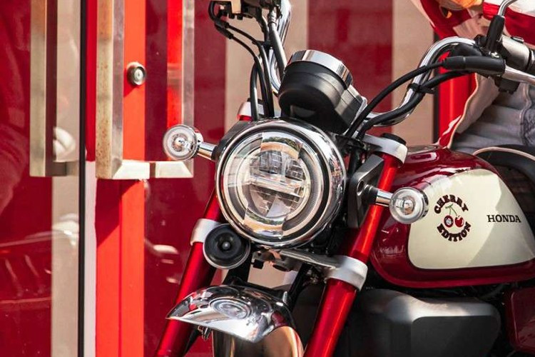 Mẫu xe vẫn giữ nguyên thiết kế hình tam giác Nigiri đặc trưng, cùng với bộ vành hợp kim đen, tăng thêm phần cá tính. Về kích thước, Honda Monkey Cherry Edition có chiều dài x rộng x cao lần lượt là 1.710 x 755 x 1.030 mm.