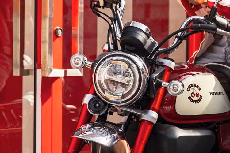 Mẫu xe vẫn giữ nguyên thiết kế hình tam giác Nigiri đặc trưng, cùng với bộ vành hợp kim đen, tăng thêm phần cá tính. Về kích thước, Honda Monkey Cherry Edition có chiều dài x rộng x cao lần lượt là 1.710 x 755 x 1.030 mm.