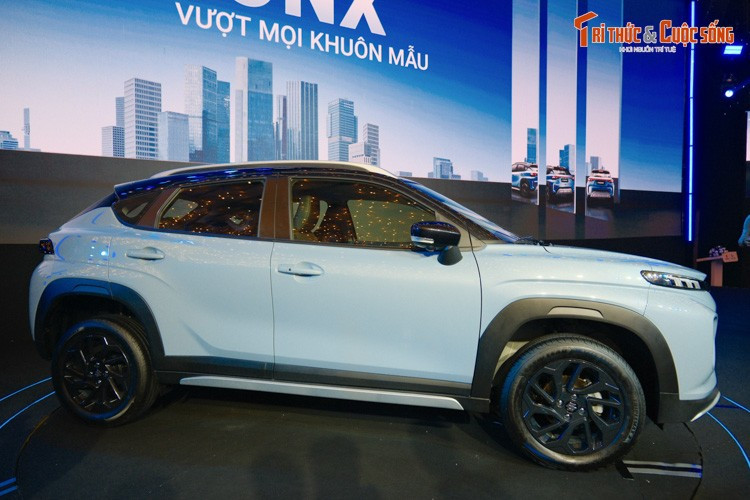 Khác với các đối thủ cùng phân khúc, Suzuki Fronx 2026 tại Việt Nam mang trên mình kiểu dáng SUV lai Coupe phong cách hơn. Thiết kế coupe thể hiện rõ nét ở phần nóc vuốt cong về sau. Trong khi đó, chất SUV V lại nổi bật ở phần đầu xe mở rộng về hai bên, lưới tản nhiệt sơn đen góc cạnh cùng cụm đèn pha hai tầng và dải đèn LED sắc nét.