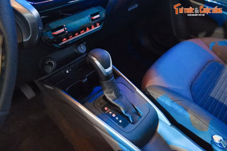 Ngoài ra, xe còn có hệ thống hỗ trợ giữ làn đường (LKA) và kiểm soát hành trình thích ứng (ACC). Hệ thống Cảnh báo điểm mù (BSM), cảnh báo phương tiện cắt ngang phía sau (RCTA), 6 túi khí và camera 360 độ cũng xuất hiện trên mẫu xe này.