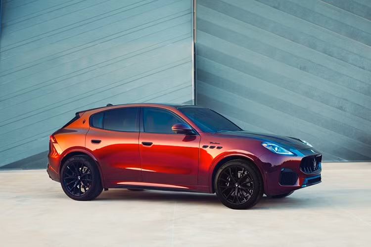 Maserati Grecale Tributo Il Bruciato là sự kết hợp giữa Trident và Il Bruciato thương hiệu rượu vang nổi tiếng từ Bolgheri. Chiếc xe đặc biệt được bộ phận cá nhân hóa - Maserati Fuoriserie thực hiện, kết hợp niềm đam mê công nghệ kỹ thuật cơ khí cao cấp và nghệ thuật trồng nho đẳng cấp thế giới.