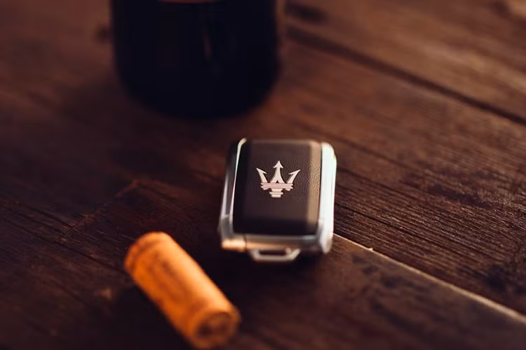 Nội thất bằng da cao cấp hai tông màu Tan/Dark Red (nâu nhạt và đỏ sậm) kết hợp đường chỉ khâu đồng điệu và họa tiết “cannelloni” (dệt sợi nổi) dành riêng, với tựa đầu được trang trí logo Trident màu đỏ sậm - Dark Red. Trải nghiệm nội thất được tối ưu nhờ hệ thống âm thanh cao cấp Sonus faber 14 loa và cửa sổ trời toàn cảnh.