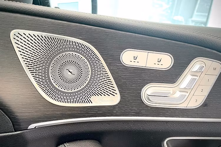 Mercedes GLS 450 Edition 30 được trang bị hệ thống treo khí nén, có thể tăng thêm 30 mm khi chuyển sang chế độ off-road. Động cơ vẫn là loại 3.0 I6 cho công suất 381 mã lực, mô-men xoắn cực đại 500 Nm. Đi cùng là hộp số tự động 9 cấp, dẫn động 4 bánh toàn thời gian 4 Matic.