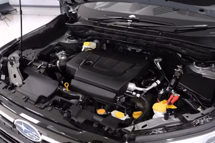 Subaru Forester 2025 vẫn được phát triển trên nền tảng khung gầm Subaru Global Platform, nhưng được tinh chỉnh giúp độ cứng tăng thêm 10%, cải thiện cảm giác lái và độ ổn định thân xe. Hệ thống trợ lực lái điện mới được mượn từ mẫu sedan thể thao WRX, mang lại phản hồi chính xác hơn khi điều khiển.