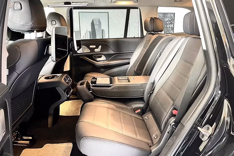 Các trang bị như: Ghế trước đa chức năng có massage; hệ thống lọc không khí AIR BALANCE; chức năng ENERGIZING Package kết hợp ánh sáng, âm nhạc và massage tạo nên trải nghiệm thư giãn toàn thân; thảm đèn chào mừng bên hông với họa tiết ngôi sao ba cánh đặc trưng, mang lại cảm giác đẳng cấp ngay từ khi mở cửa.