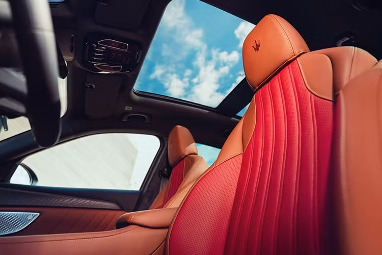 Hoàn thiện ngoại thất là bộ mâm Pegaso Forgiati hoặc Crio Fuoriserie kích thước 21 inch, cả hai đều có vành lớn hơn ở phía sau để tạo vẻ ngoài cơ bắp hơn và độ bám tốt hơn, với lớp hoàn thiện Gloss Black (tùy chọn). Kẹp phanh màu đen, cùng logo Fuoriserie sơn cùng màu.