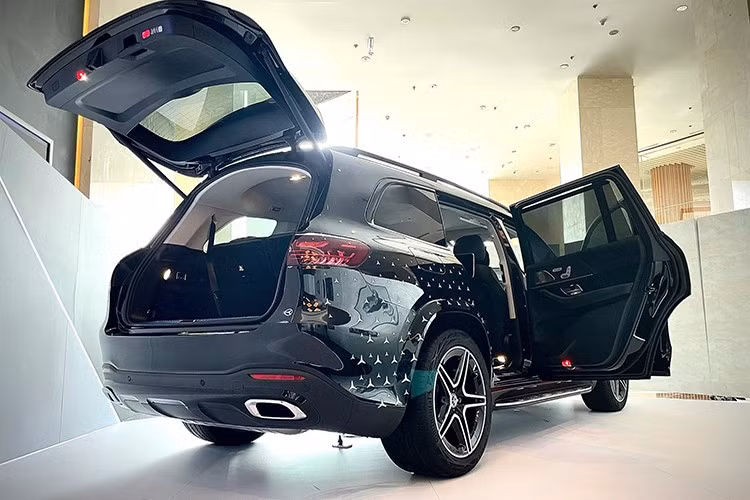 Mercedes-Benz GLS 450 4MATIC Edition 30 phiên bản giới hạn sẽ được nâng cấp diện mạo qua gói trang bị Night Package, mang đến phong cách thể thao và mạnh mẽ hơn.