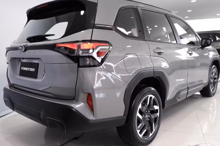 Danh sách trang bị ngoại thất của Subaru Forester thế hệ mới tại các thị trường khu vực Đông Nam Á cho thấy xe có cốp điện, camera 360 độ và cảm biến lùi… đây đều là những tính năng sẽ có thể xuất hiện trên bản bán tại Việt Nam.