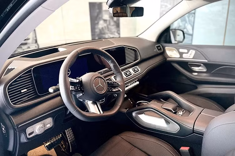 Bước vào khoang cabin, người dùng dễ dàng cảm nhận được tinh thần “The S-Class of SUVs” - sự kết hợp giữa sang trọng, công nghệ và thoải mái bậc nhất. Phiên bản “Edition 30” được trang bị gói Premium Plus cùng hàng loạt tiện nghi cao cấp.