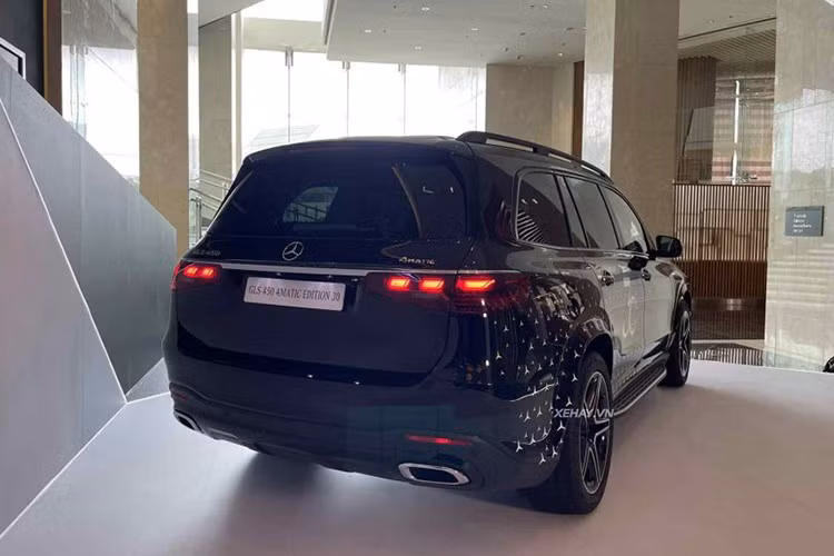 Về trang bị an toàn, Mercedes GLS 450 Edition 30 sở hữu hệ thống cảnh báo va chạm bên hông PRE-SAFE Impulse Side, giúp giảm thiểu chấn thương cho hành khách khi xảy ra va chạm ngang.